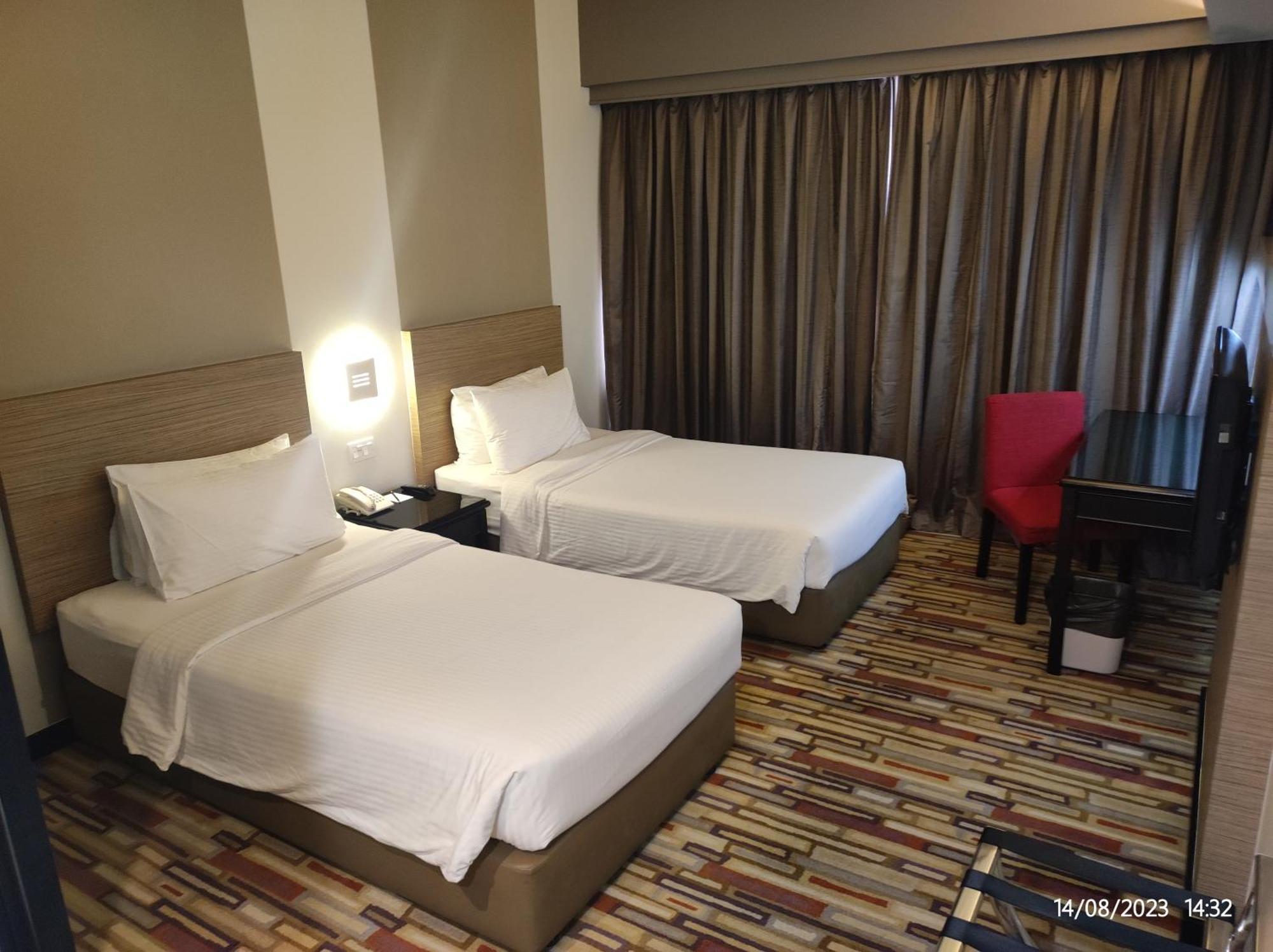Harbour View Hotel Кучинг Экстерьер фото