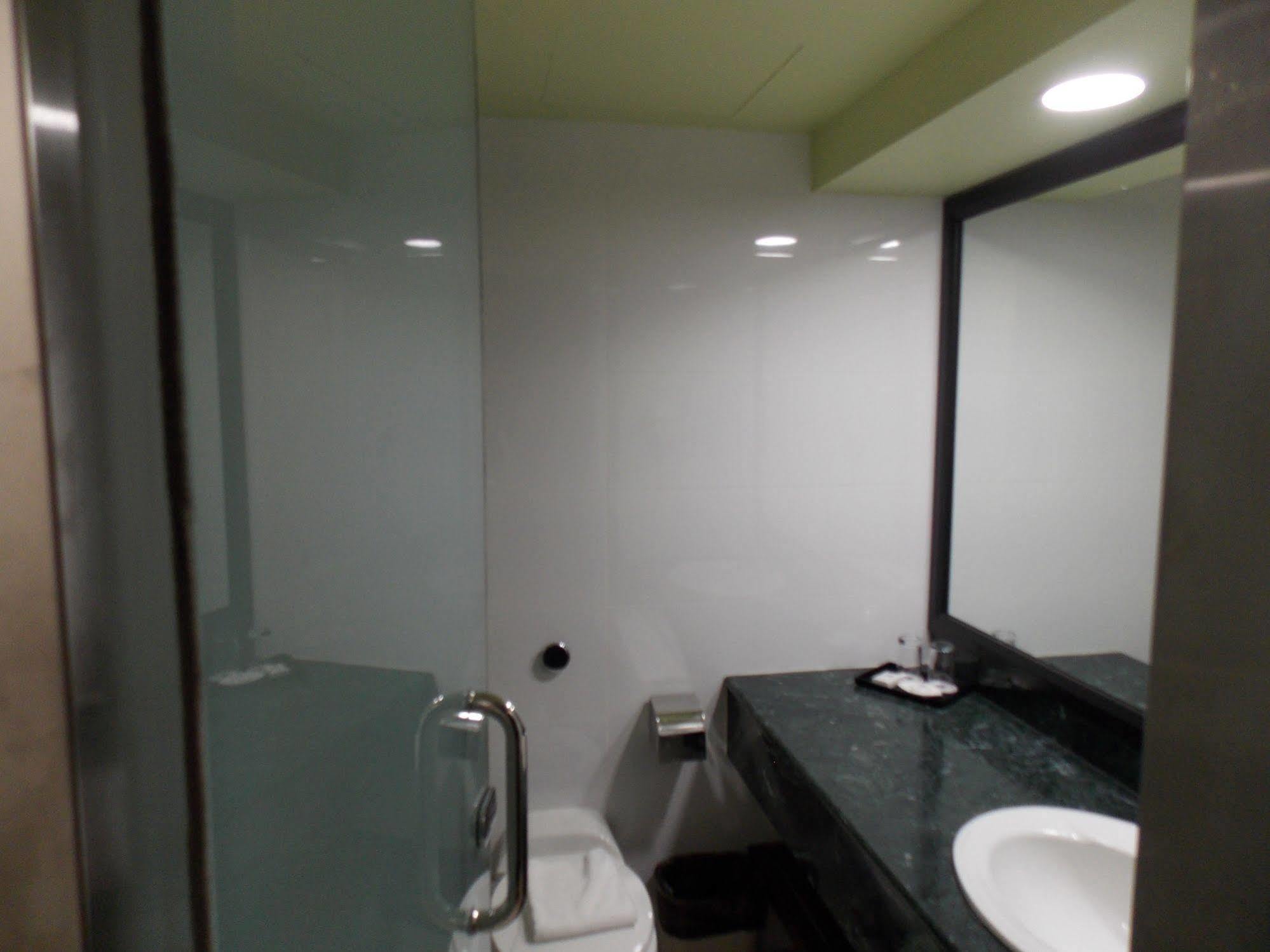 Harbour View Hotel Кучинг Экстерьер фото