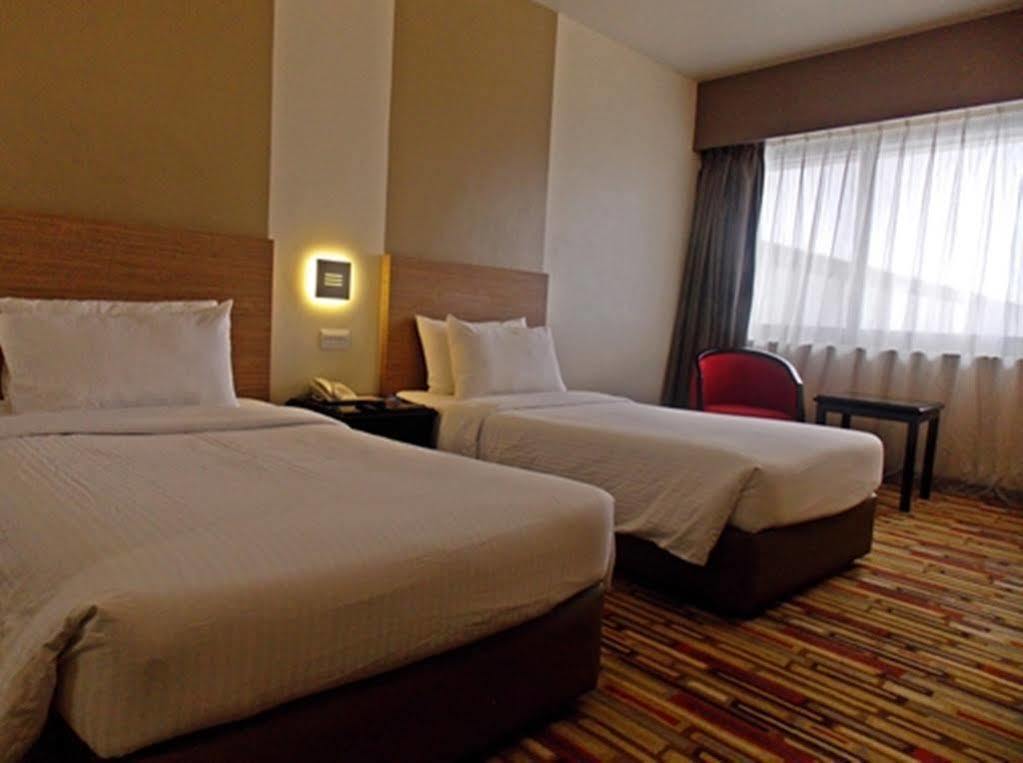 Harbour View Hotel Кучинг Экстерьер фото